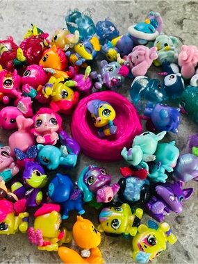 ~45 Hatchimals CollEGGtibles figures, including small iridescent neon-colour